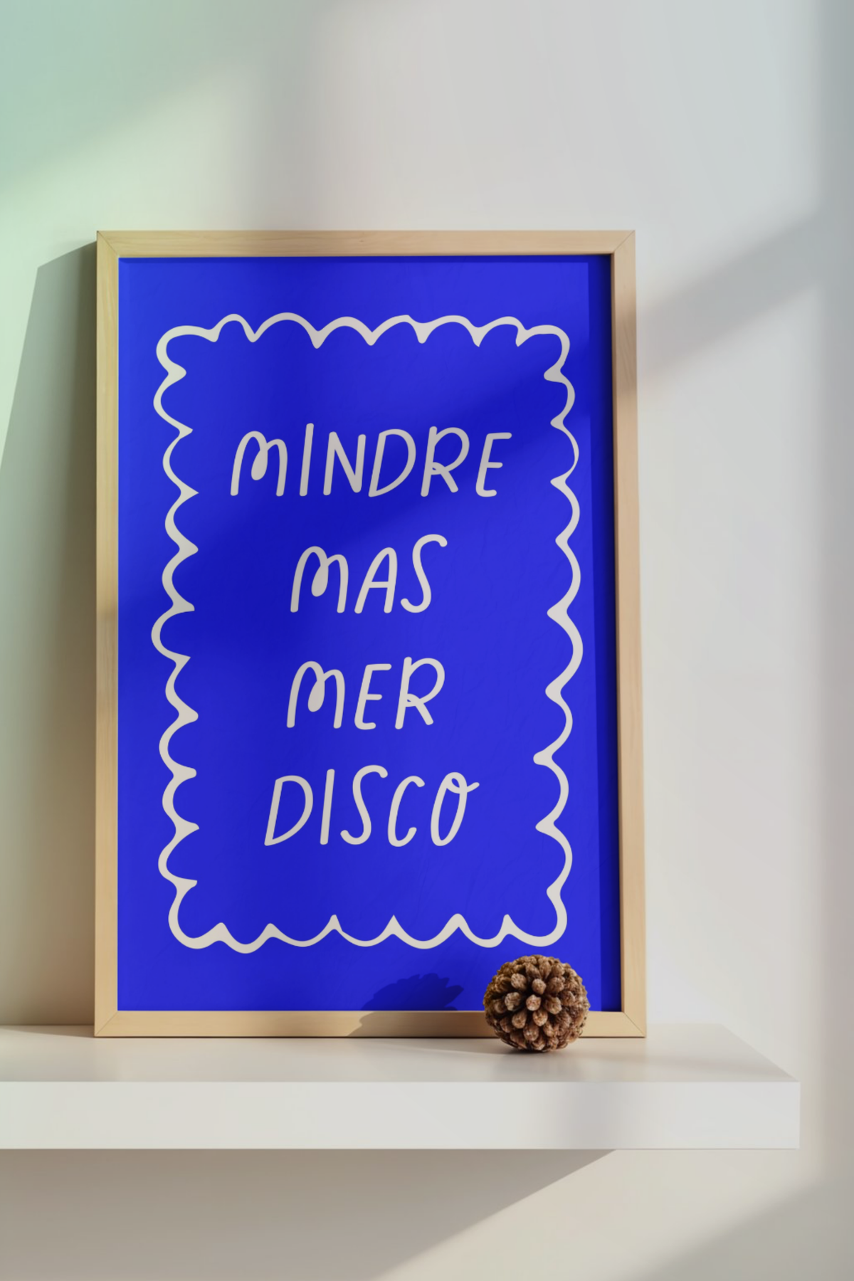 «Mindre mas, mer disco» – blå plakat