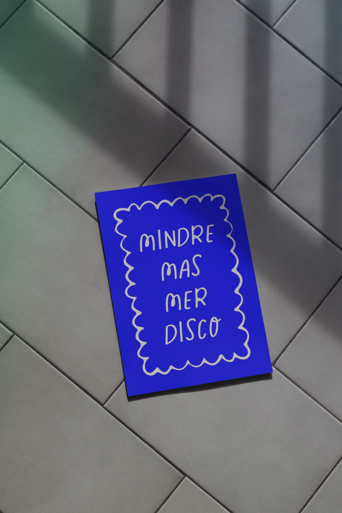«Mindre mas, mer disco» – blå plakat