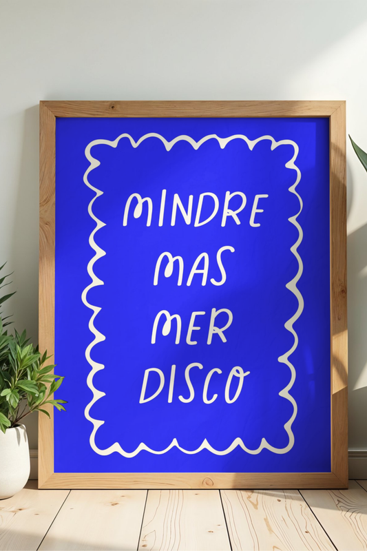 «Mindre mas, mer disco» – blå plakat